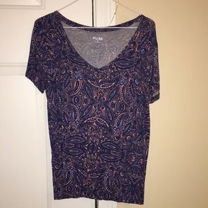 V-neck comfy fitted tee